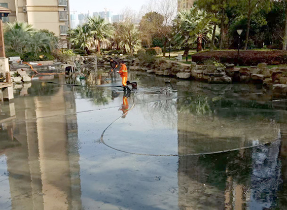 鸡冠景观池淤泥清理