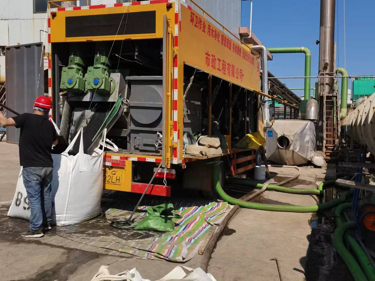 鸡冠淤泥压干处理